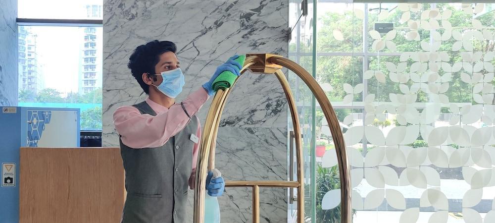 Hilton Garden Inn Lucknow Bagian luar foto