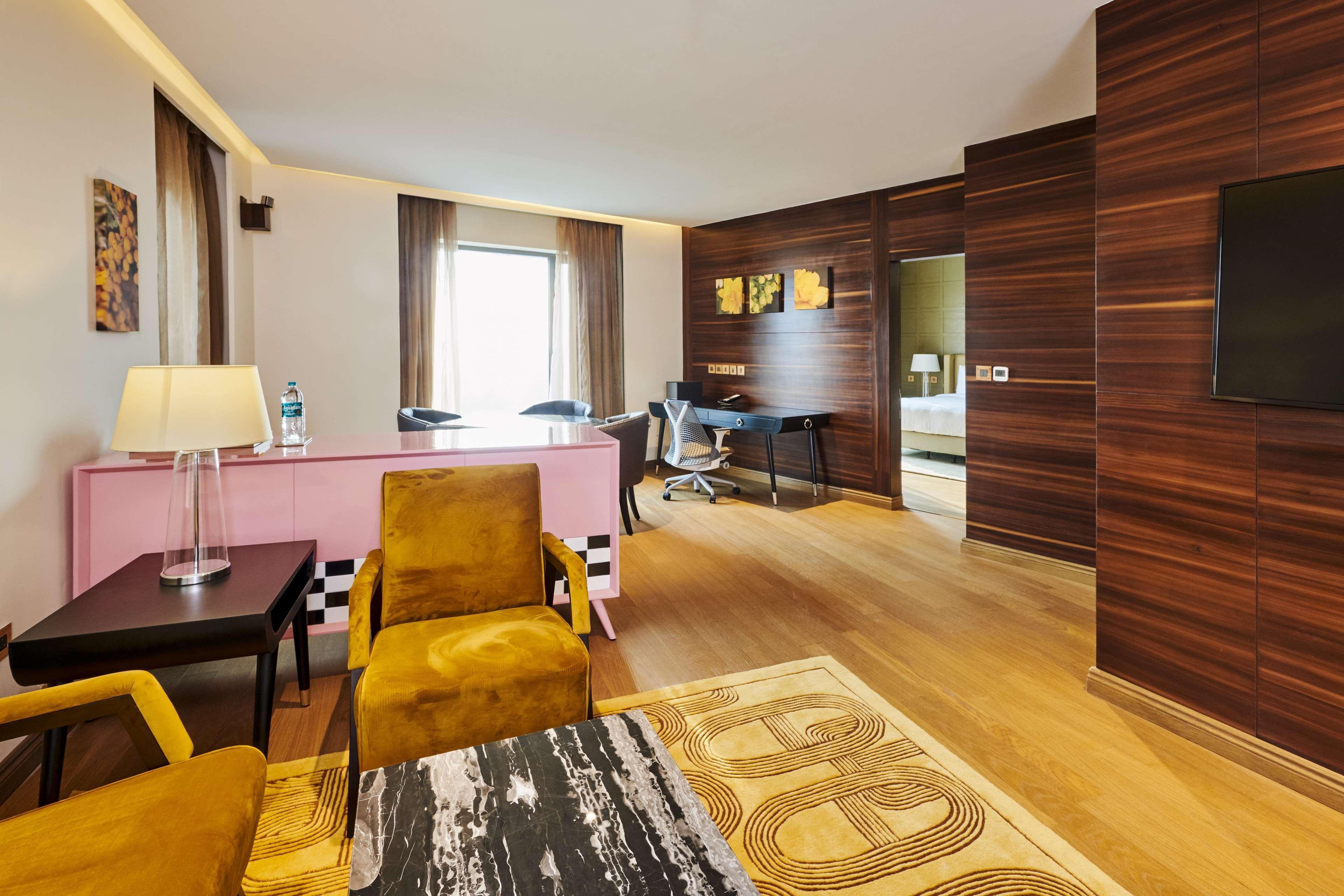 Hilton Garden Inn Lucknow Bagian luar foto