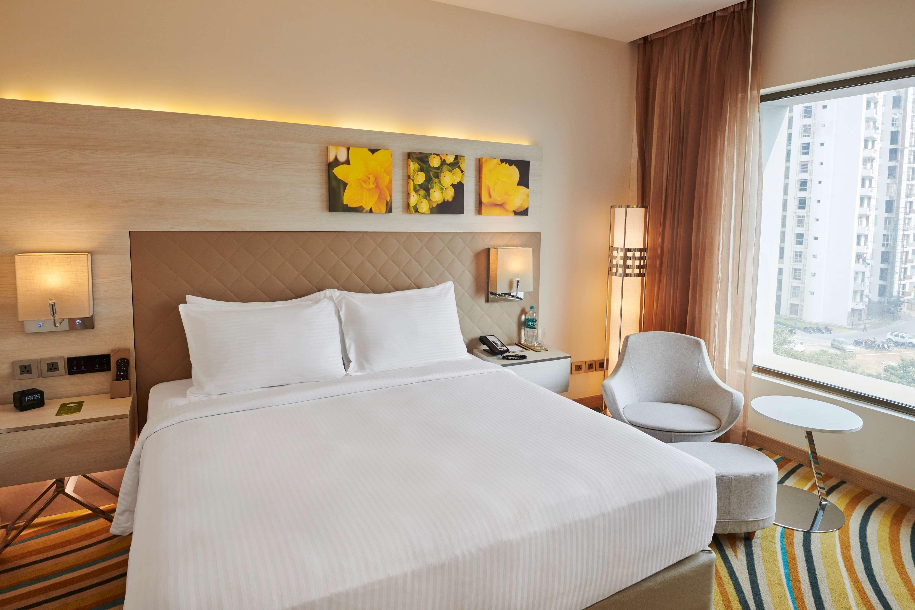 Hilton Garden Inn Lucknow Bagian luar foto
