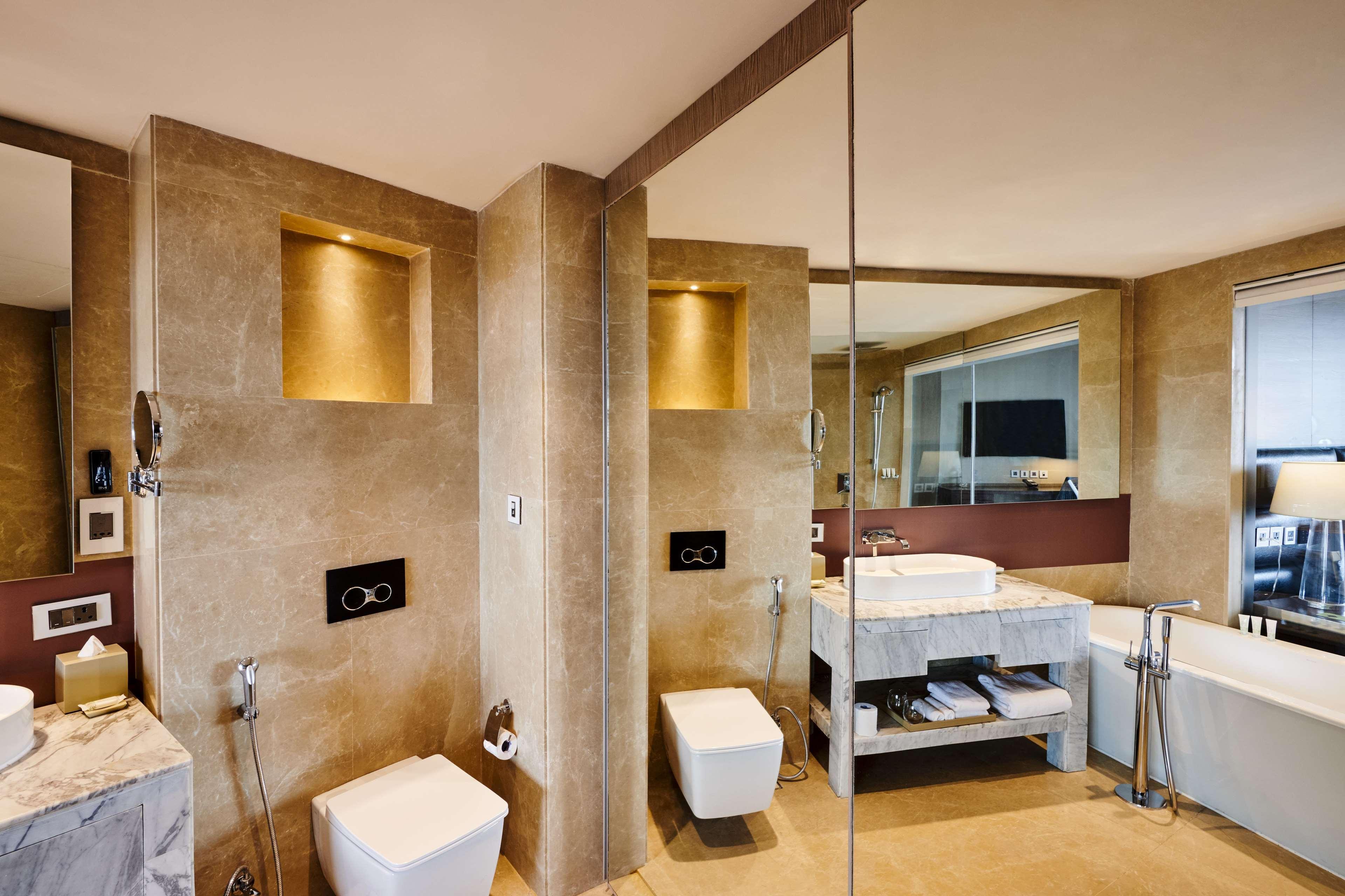 Hilton Garden Inn Lucknow Bagian luar foto
