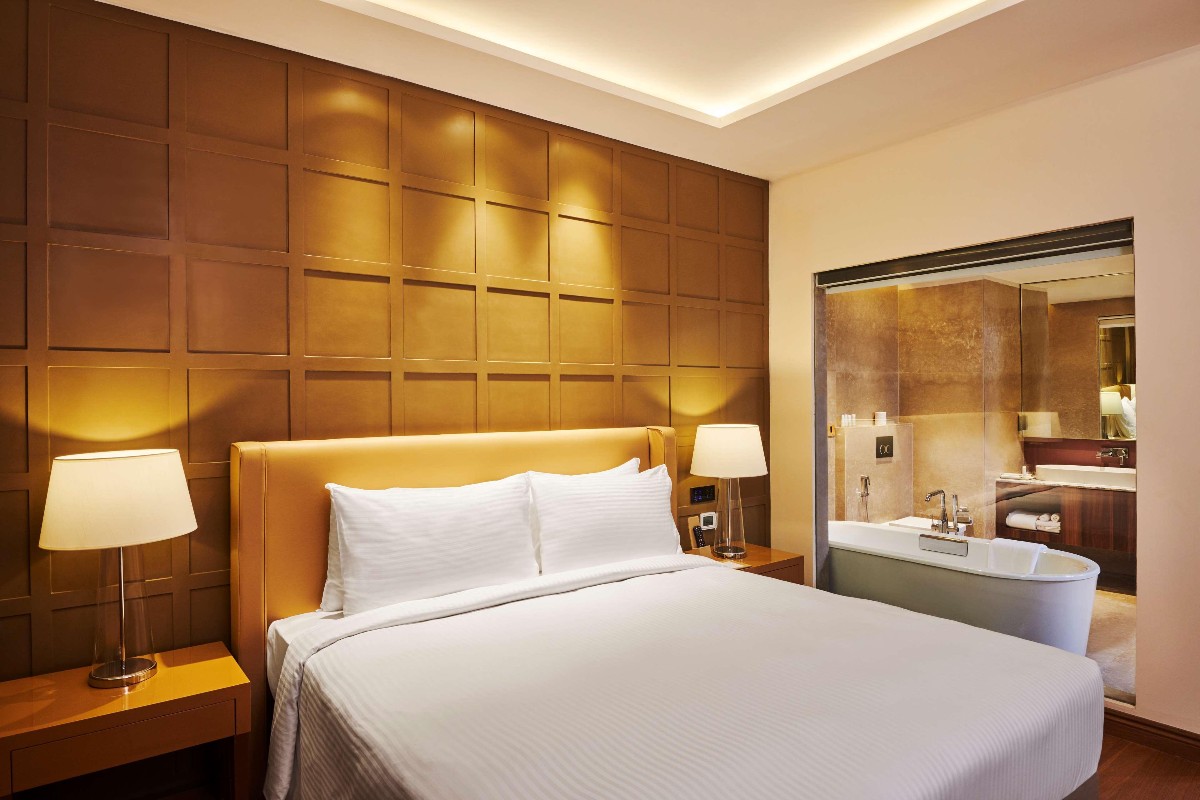 Hilton Garden Inn Lucknow Bagian luar foto