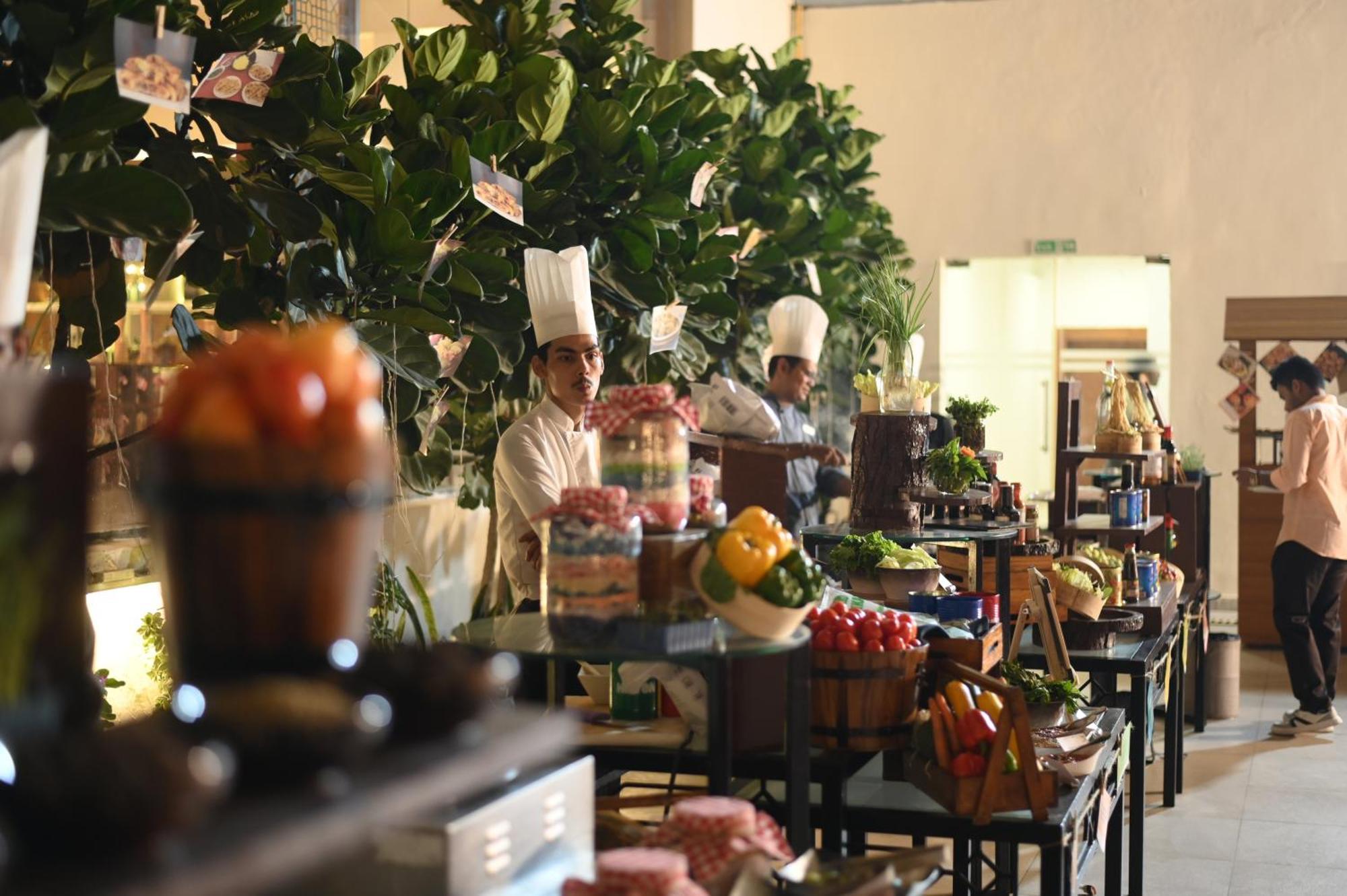 Hilton Garden Inn Lucknow Bagian luar foto