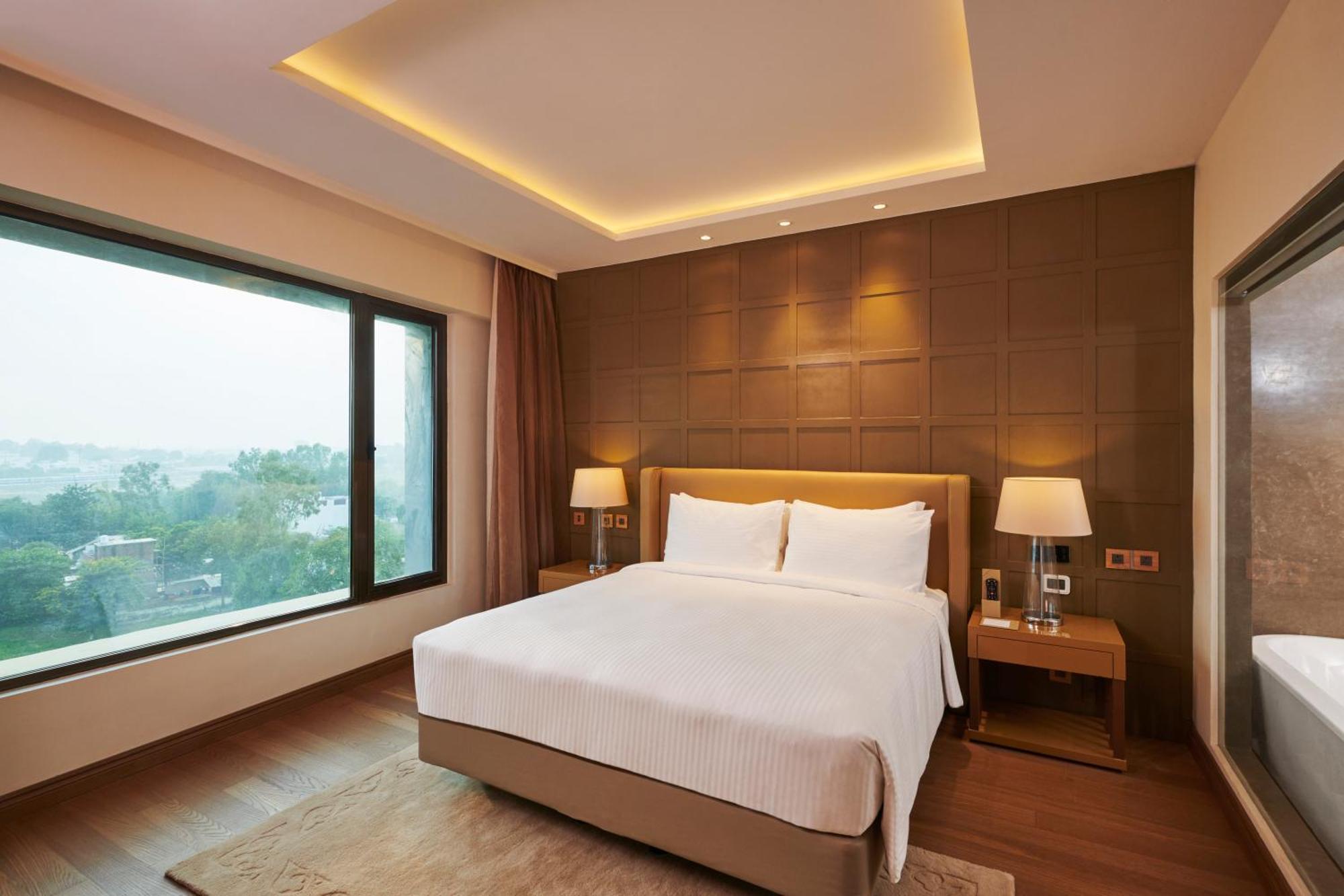 Hilton Garden Inn Lucknow Bagian luar foto