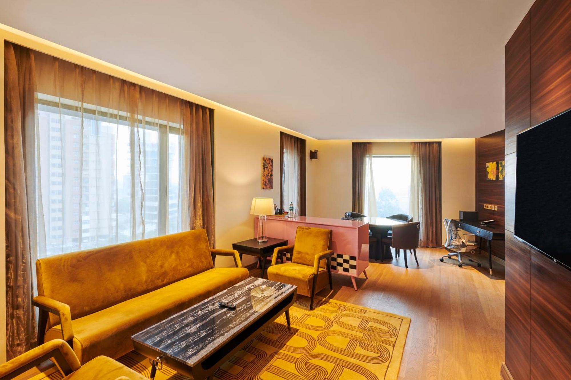 Hilton Garden Inn Lucknow Bagian luar foto