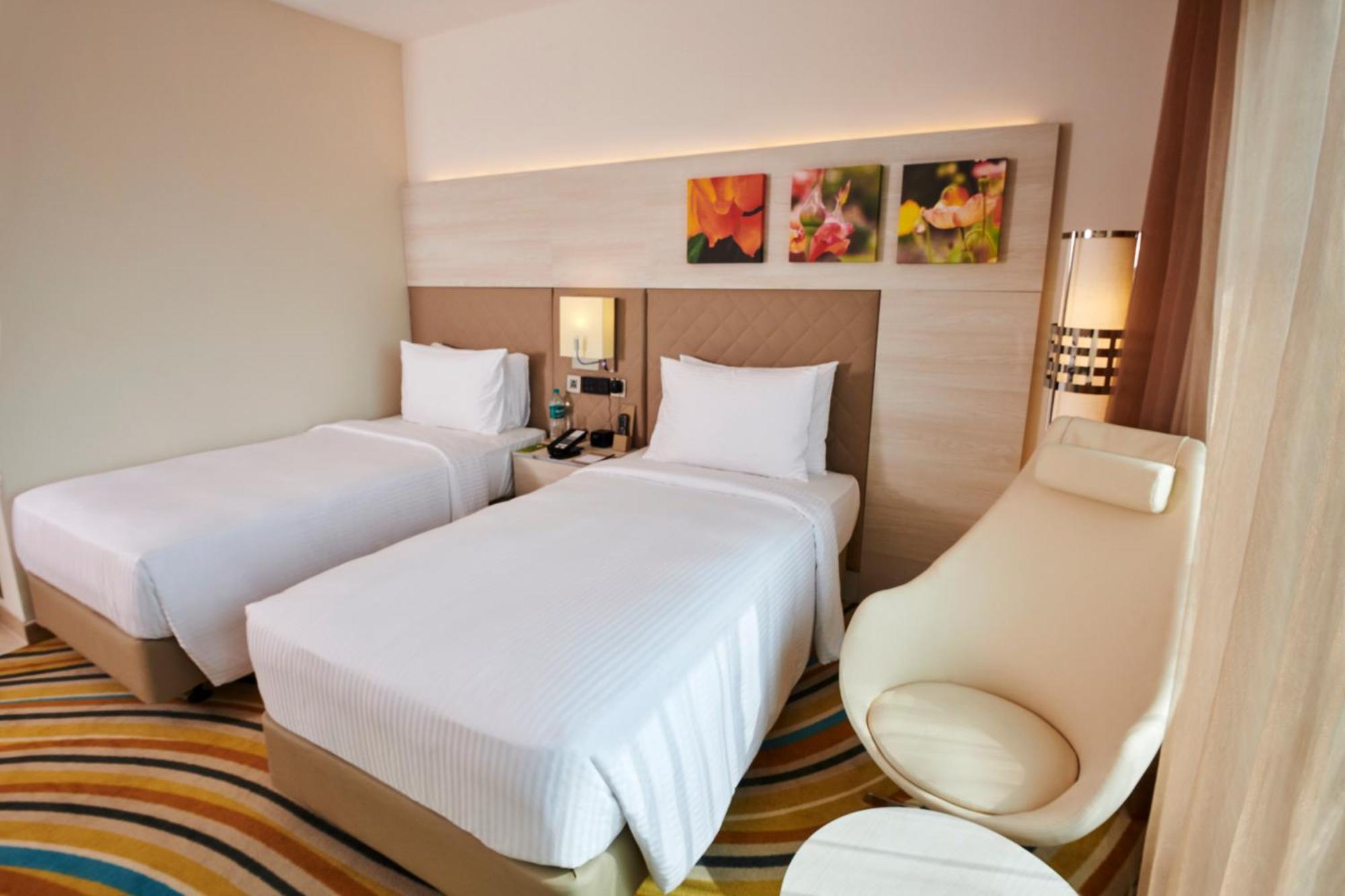 Hilton Garden Inn Lucknow Bagian luar foto