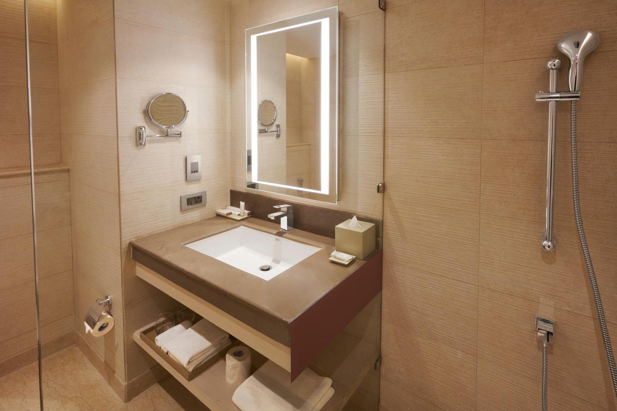 Hilton Garden Inn Lucknow Bagian luar foto