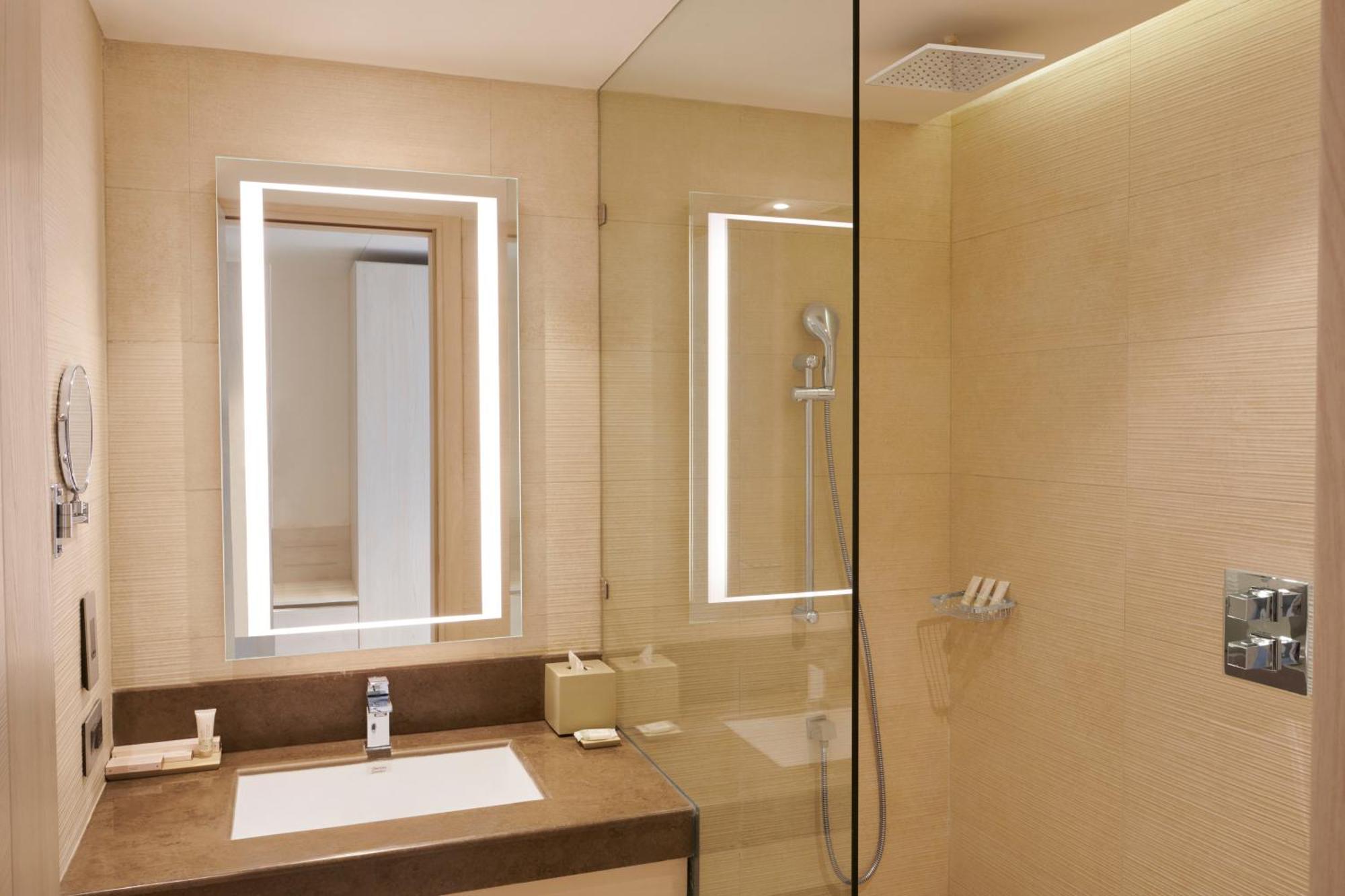 Hilton Garden Inn Lucknow Bagian luar foto