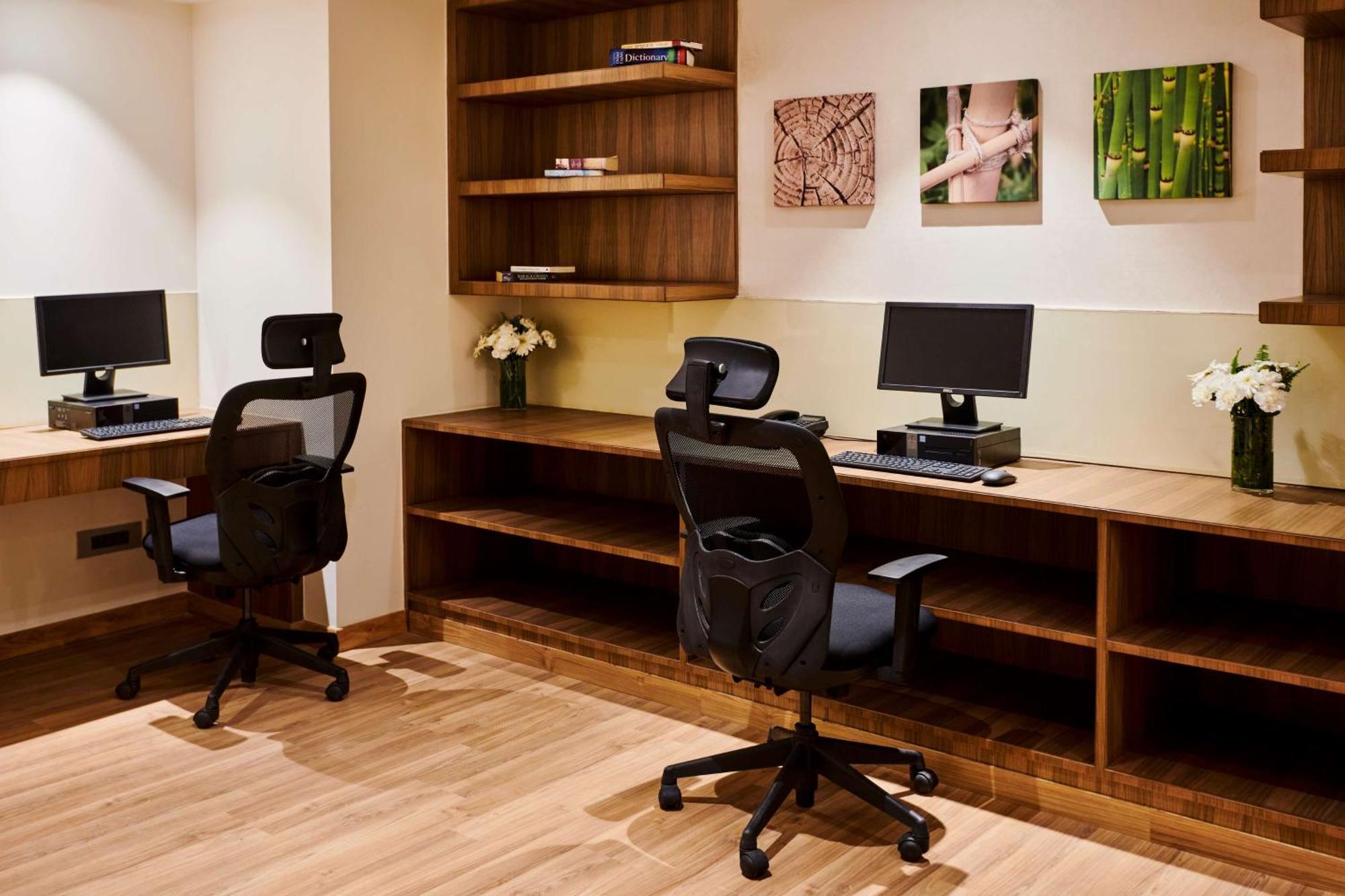 Hilton Garden Inn Lucknow Bagian luar foto