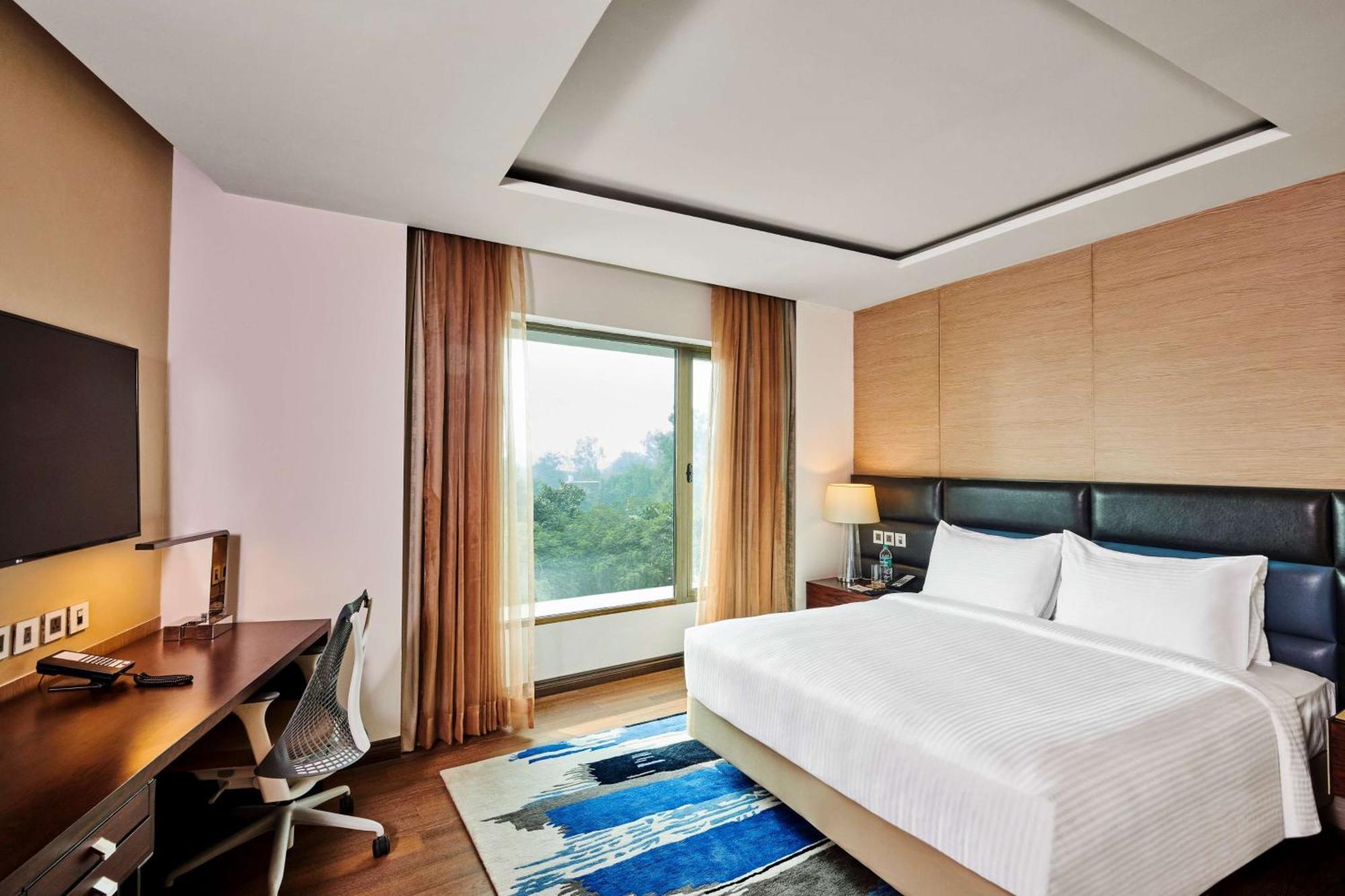 Hilton Garden Inn Lucknow Bagian luar foto
