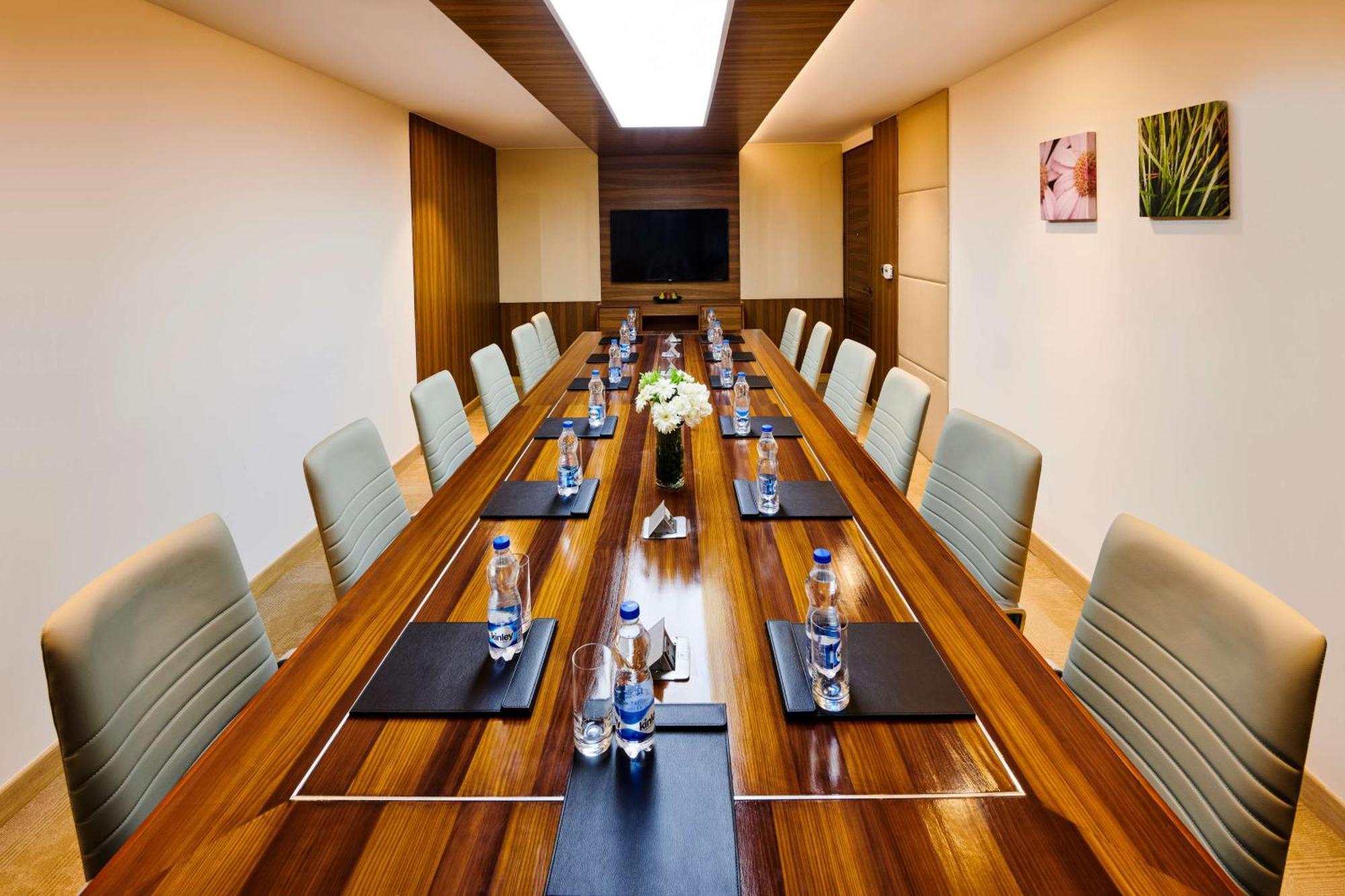 Hilton Garden Inn Lucknow Bagian luar foto