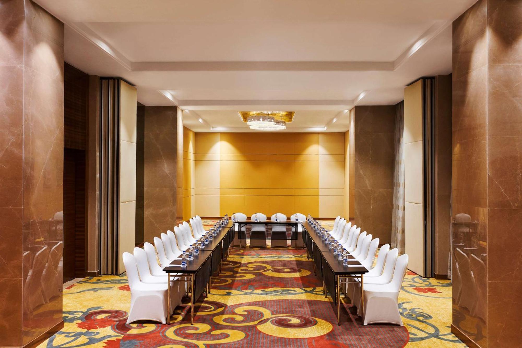 Hilton Garden Inn Lucknow Bagian luar foto