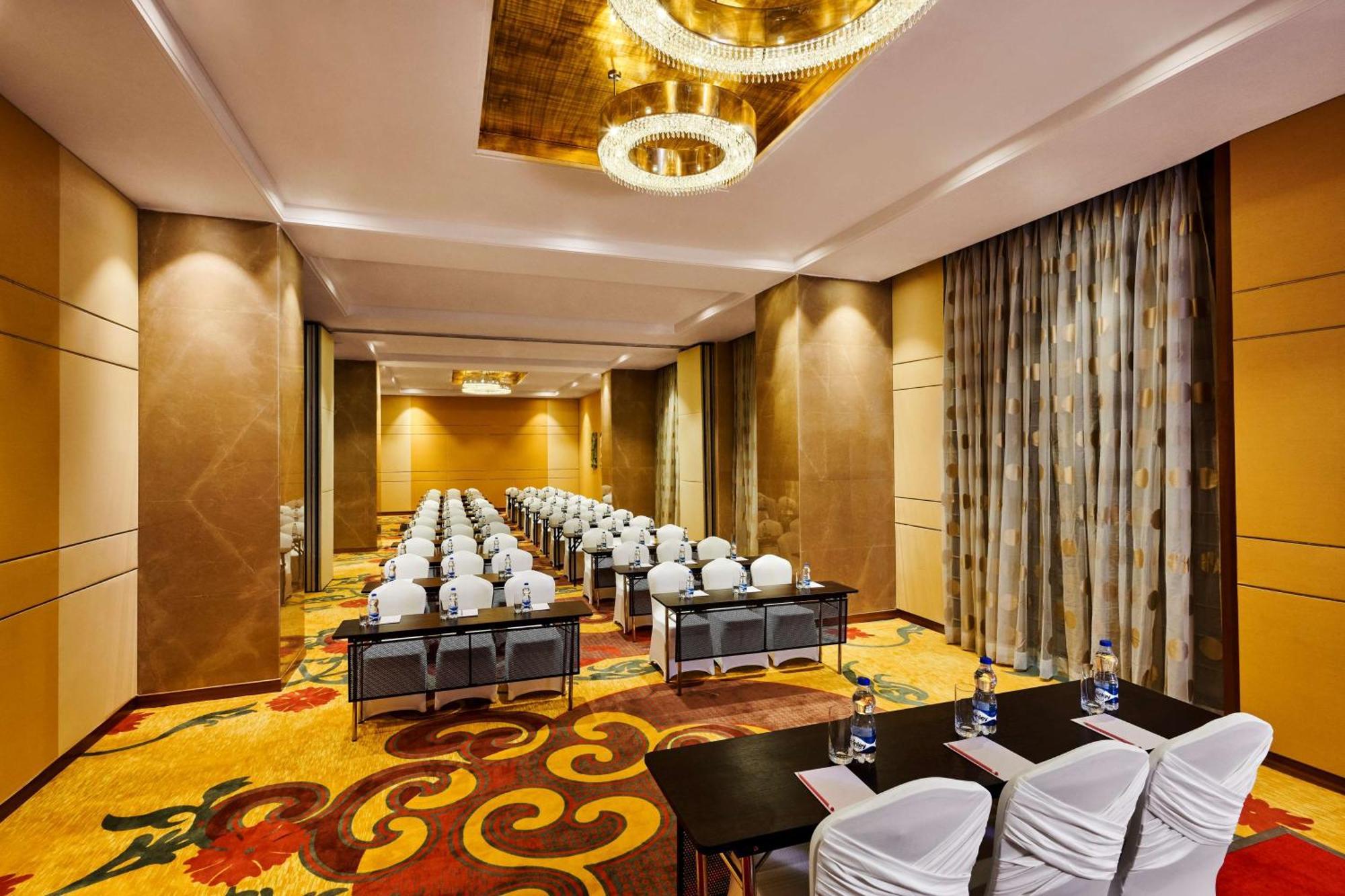 Hilton Garden Inn Lucknow Bagian luar foto