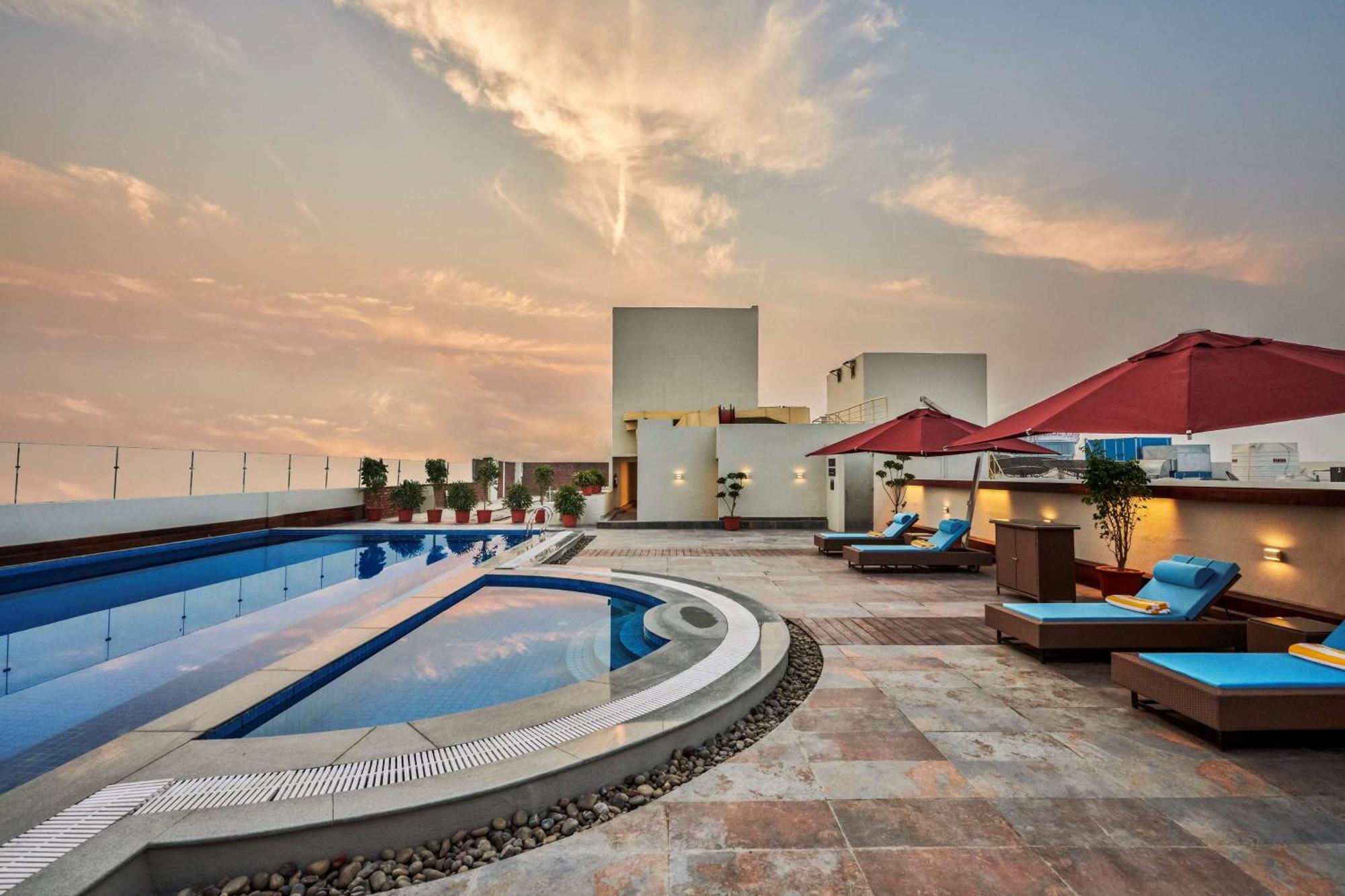Hilton Garden Inn Lucknow Bagian luar foto
