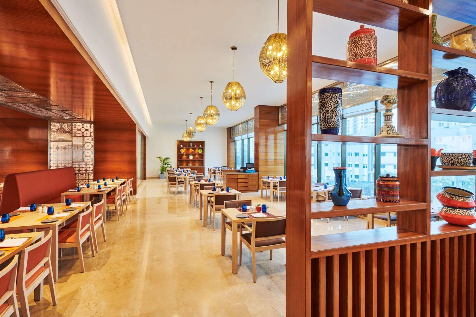 Hilton Garden Inn Lucknow Bagian luar foto