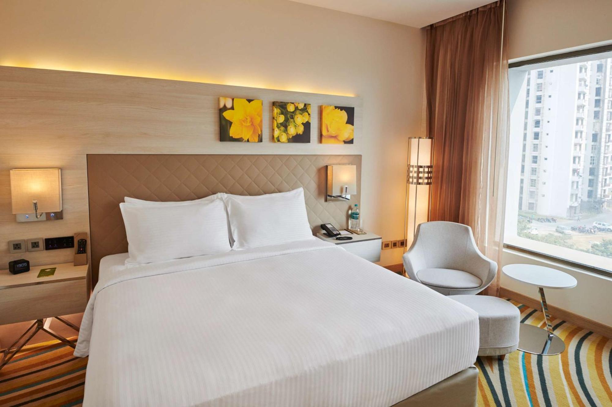 Hilton Garden Inn Lucknow Bagian luar foto