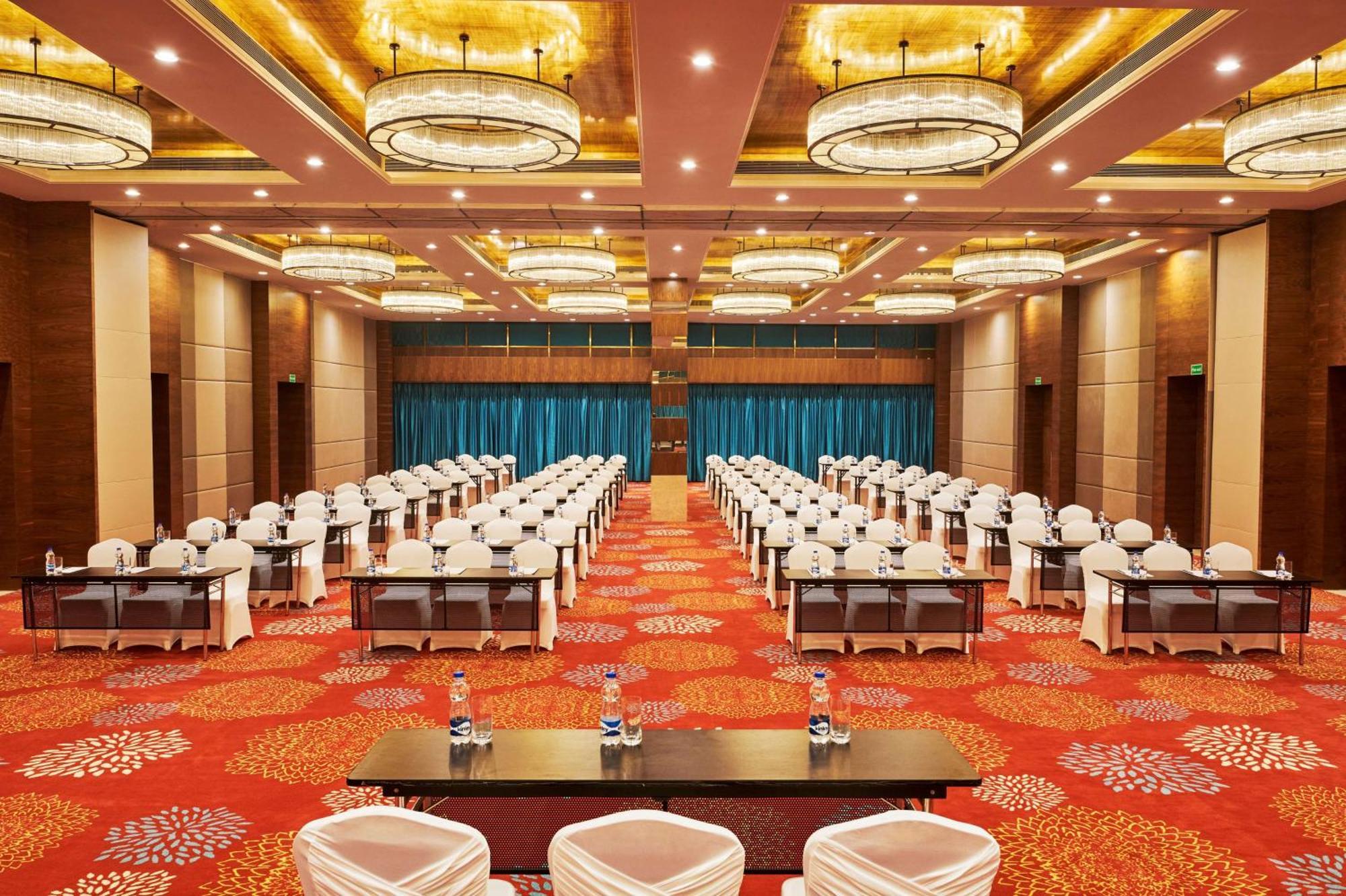 Hilton Garden Inn Lucknow Bagian luar foto