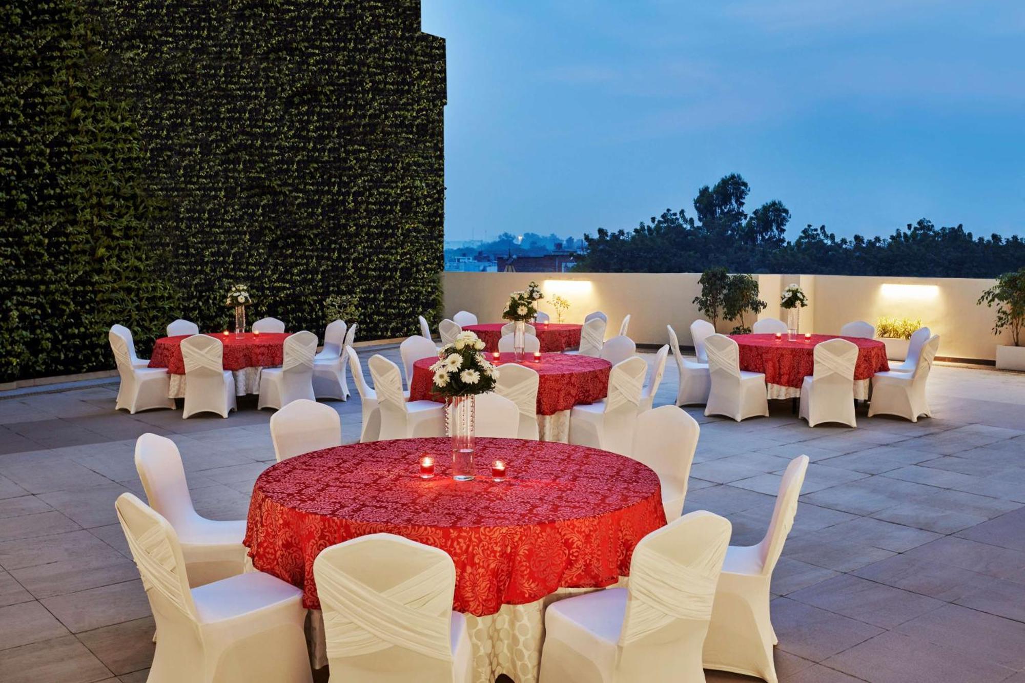 Hilton Garden Inn Lucknow Bagian luar foto
