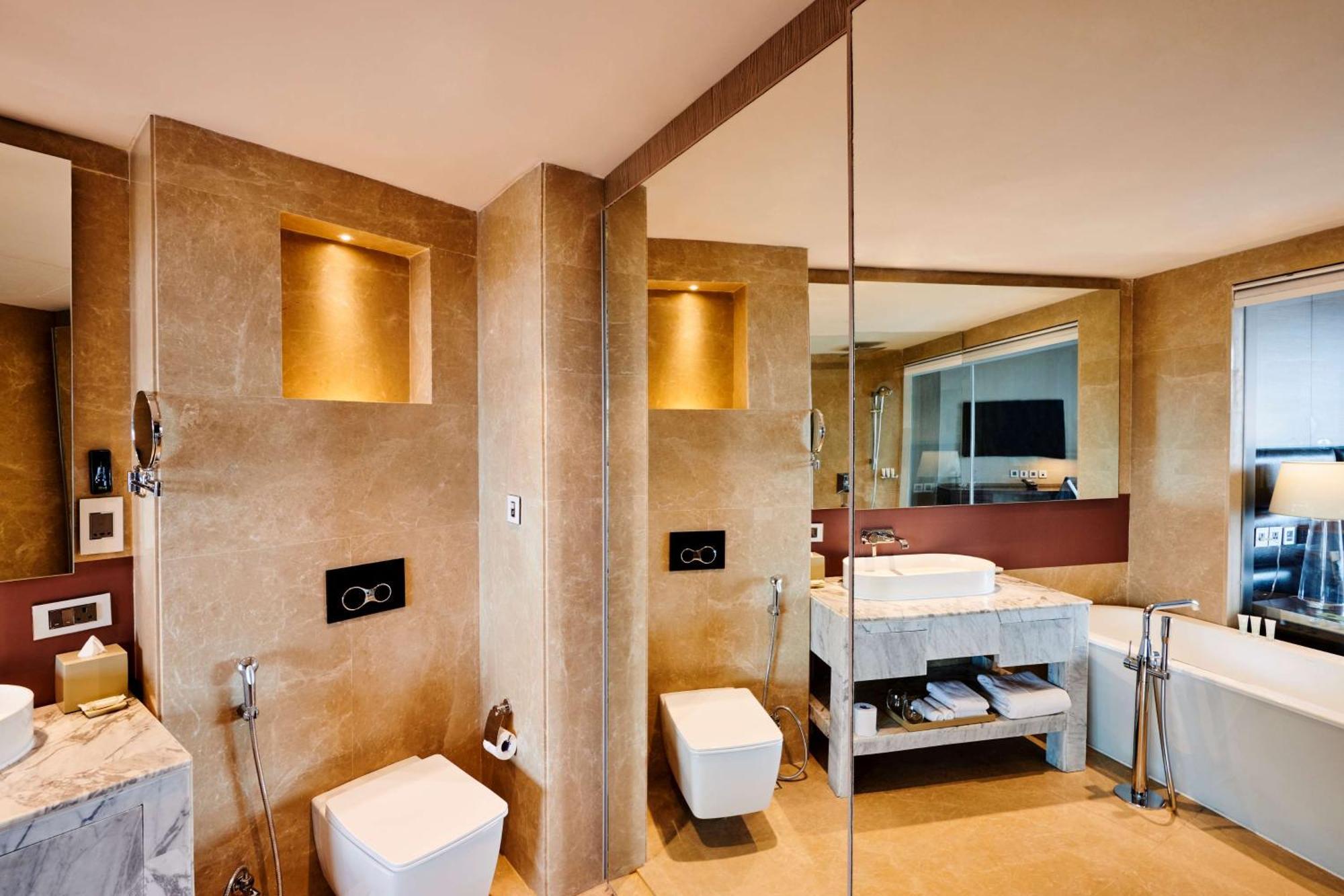 Hilton Garden Inn Lucknow Bagian luar foto