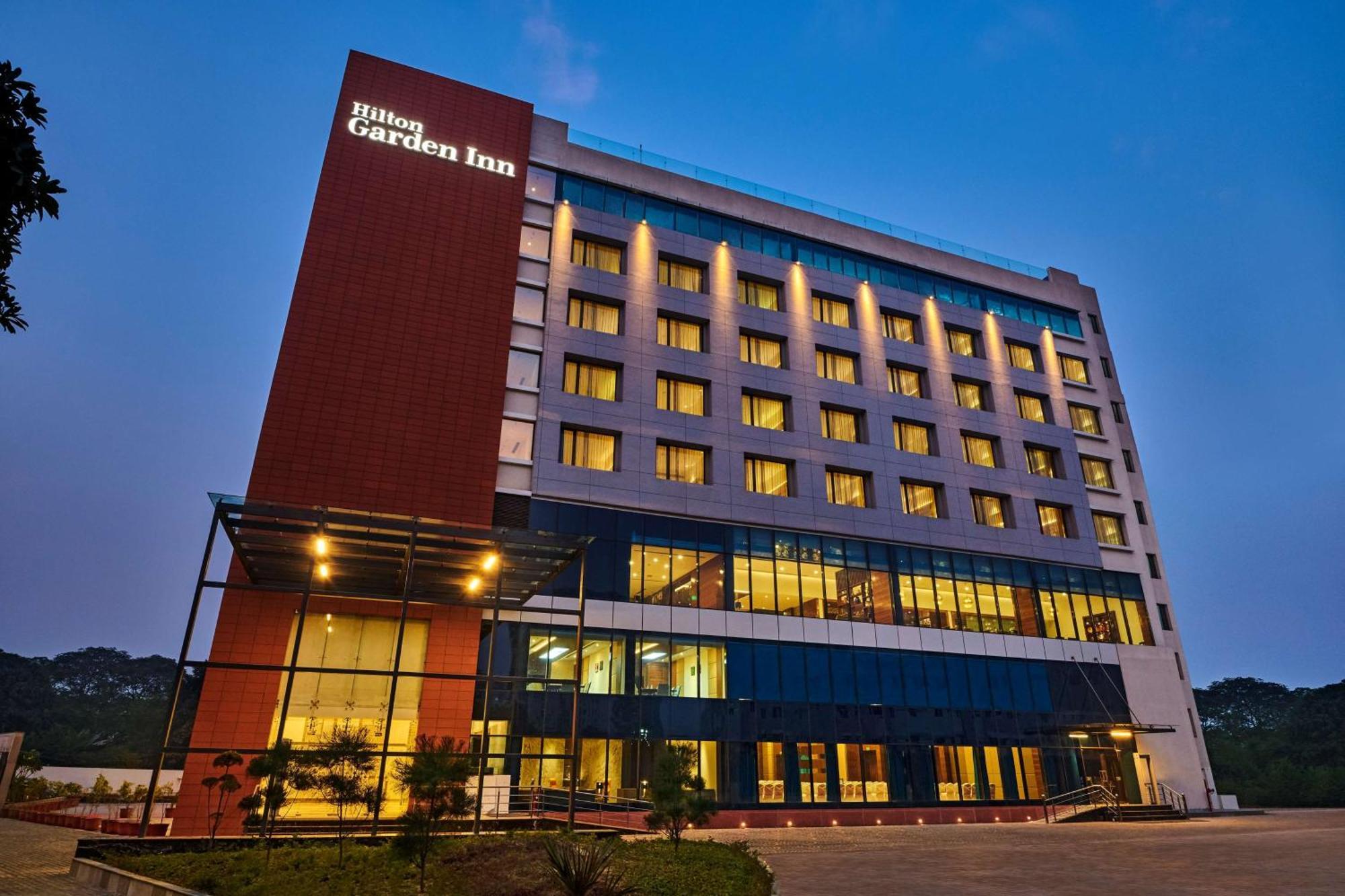 Hilton Garden Inn Lucknow Bagian luar foto
