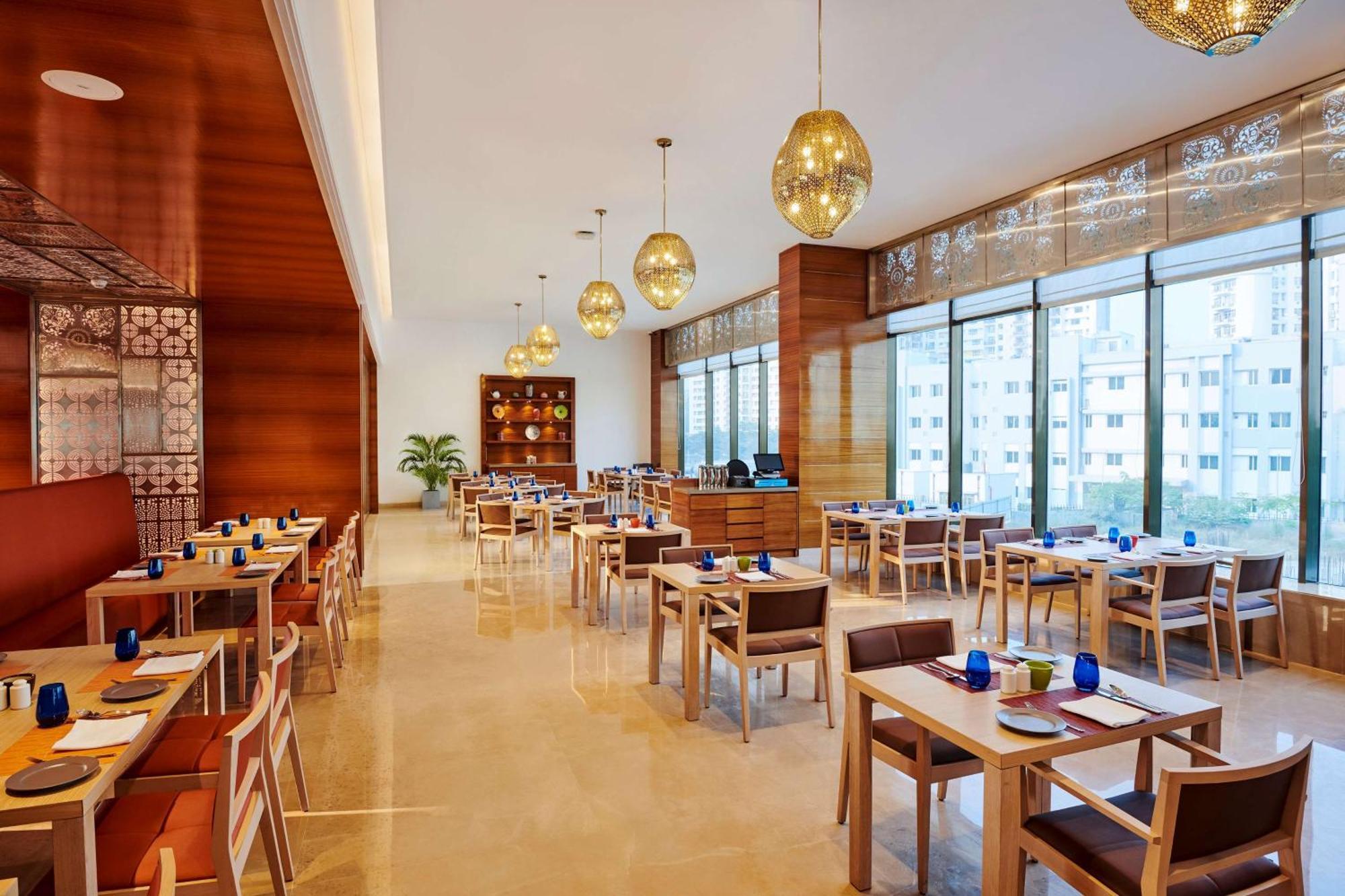 Hilton Garden Inn Lucknow Bagian luar foto
