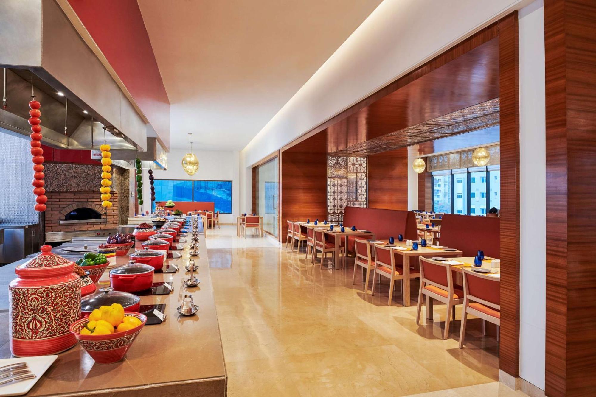 Hilton Garden Inn Lucknow Bagian luar foto