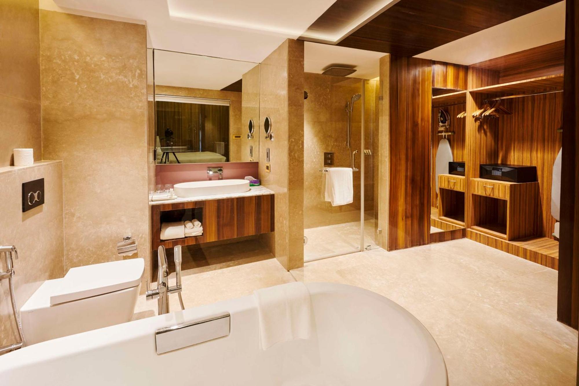 Hilton Garden Inn Lucknow Bagian luar foto