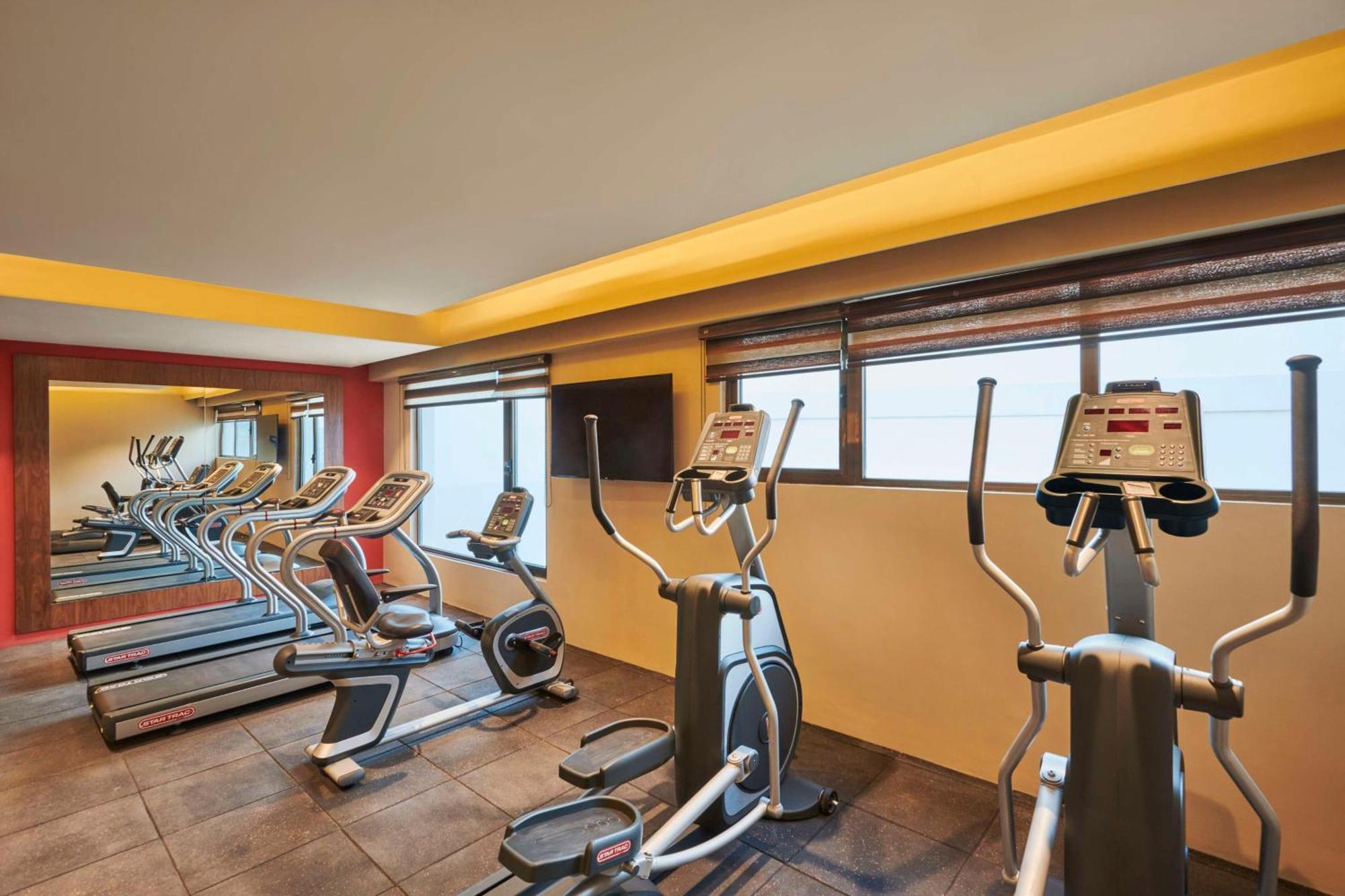 Hilton Garden Inn Lucknow Bagian luar foto