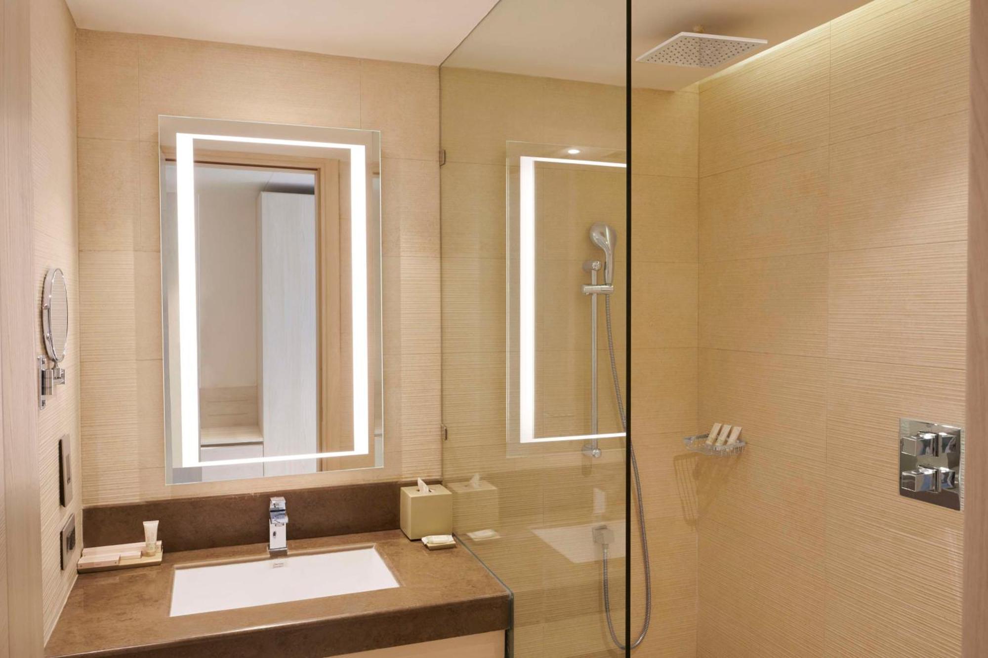 Hilton Garden Inn Lucknow Bagian luar foto