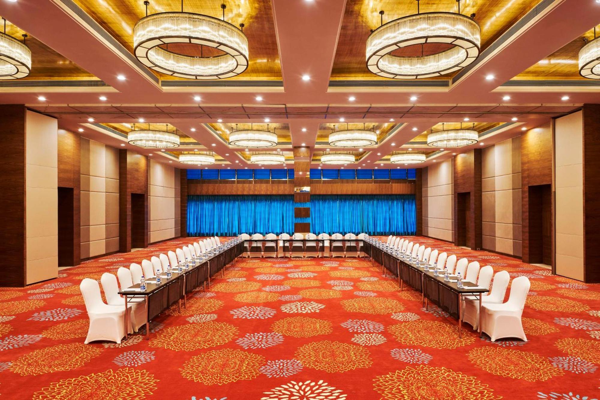 Hilton Garden Inn Lucknow Bagian luar foto