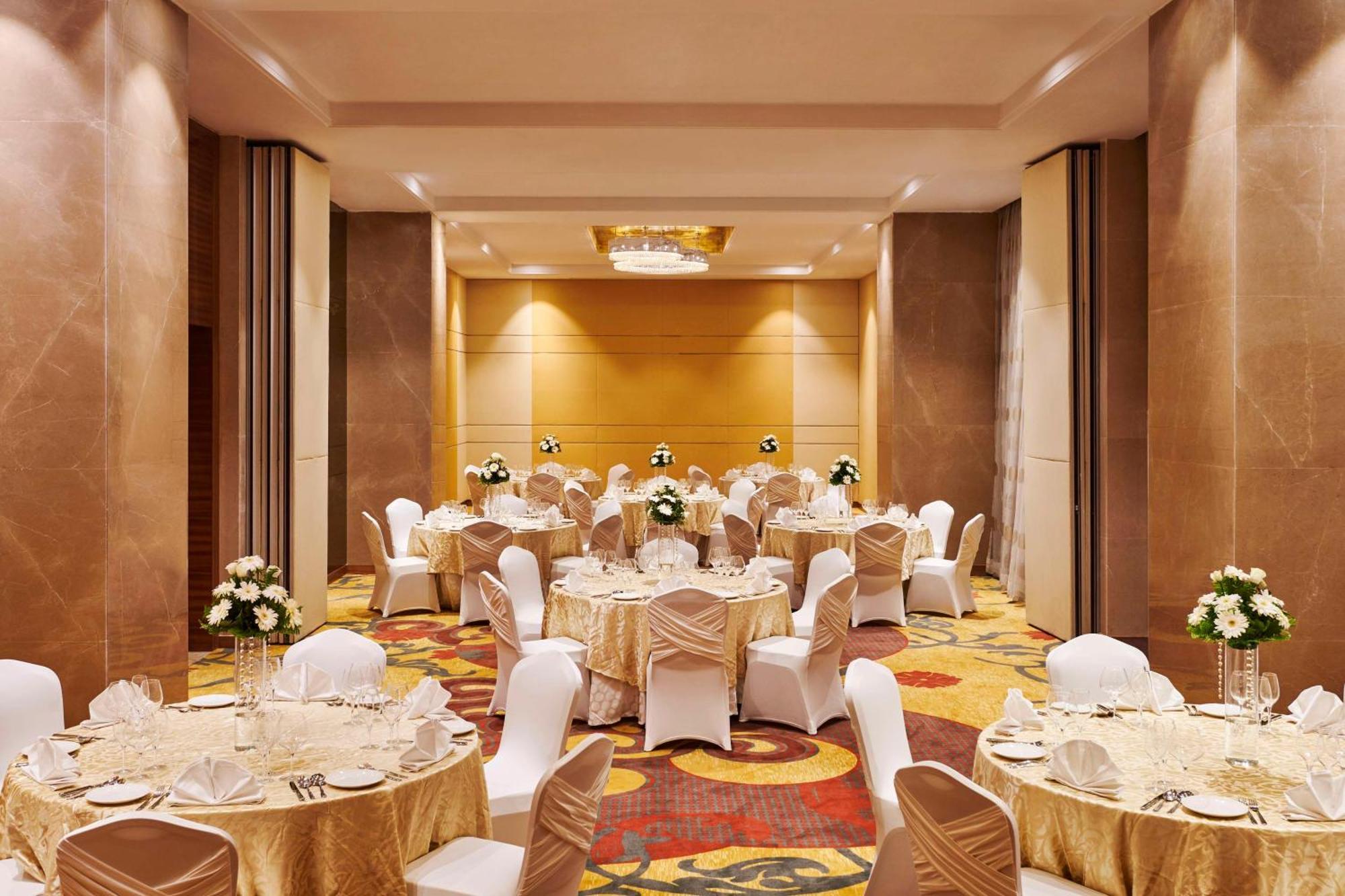 Hilton Garden Inn Lucknow Bagian luar foto
